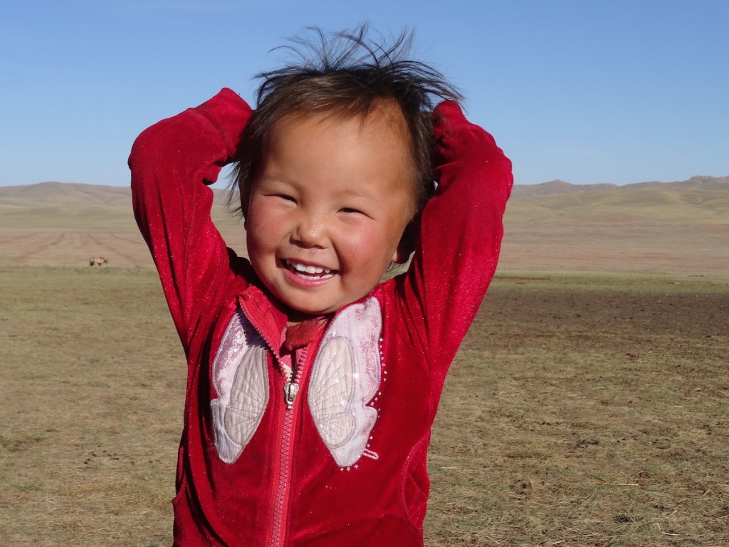 Près de 4 mois plus tard, je me suis finalement décidée à monter les quelques images que j’ai tournées en Mongolie en septembre 2015.
Ce pays est réellement magique, et ça m’a donné envie d’y retourner !