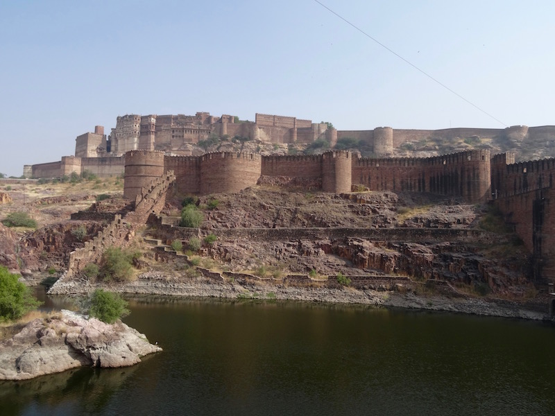 Jodhpur, surnommée la ville bleue, est une très belle ville de l'ouest du Rajasthan. Mais c'est surtout la ville qui m'aura procuré le plus d'émotions depuis le début de mon voyage !