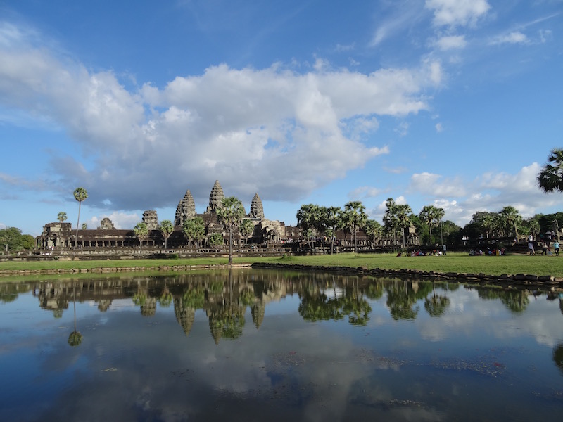 La visite des temples d’Angkor, était ma première étape au Cambodge. Et quelle étape ! Suivant les conseils lus sur les guides et les blogs, j’ai passé 3 jours à Siem Reap, ville permettant de rejoindre les temples et j’ai loué un vélo pour en faire le tour. Pourtant je n’ai finalement passé que 2 jours à les visiter.