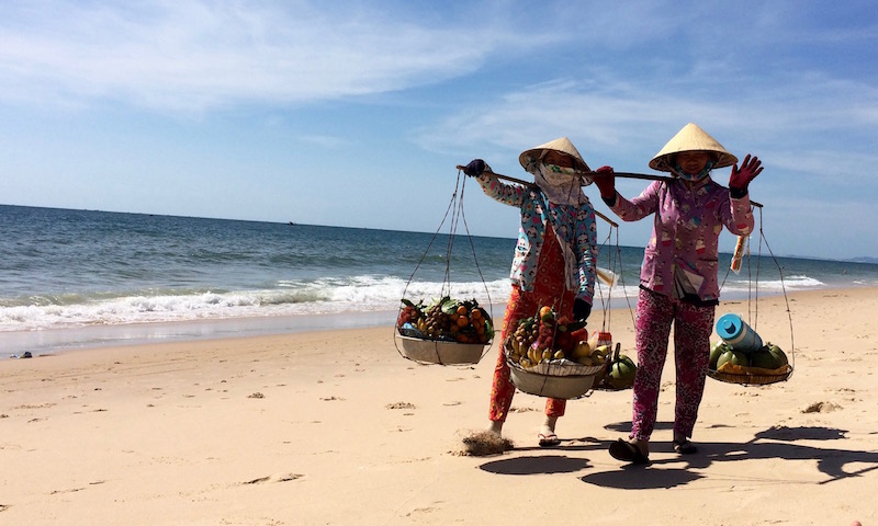 Mon amie Sandrine m’a retrouvée à Hô Chi Minh Ville pour passer 13 jours au Vietnam avec moi entre Hô Chi Minh et Hanoi. Son objectif : tout faire et tout voir en 13 jours… notre périple du sud au nord sera rapide ! Nous avons commencé par la ville d’Hô Chi Minh, dans laquelle nous ne sommes pas restées, trop attirées par la suite : la plage et les dunes de Mui Ne, puis la verdure à Dalat.