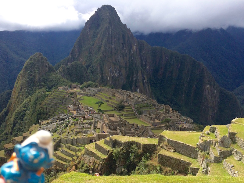J’ai commencé mon tour des agences de voyage à Cusco cherchant un simple forfait transport et entrée pour le Machu Picchu. Mais en découvrant ce qu’elles proposaient, je me suis laissée tenter par l’Inca Jungle Trail. C’est la manière « fun » et moins sportive que les 