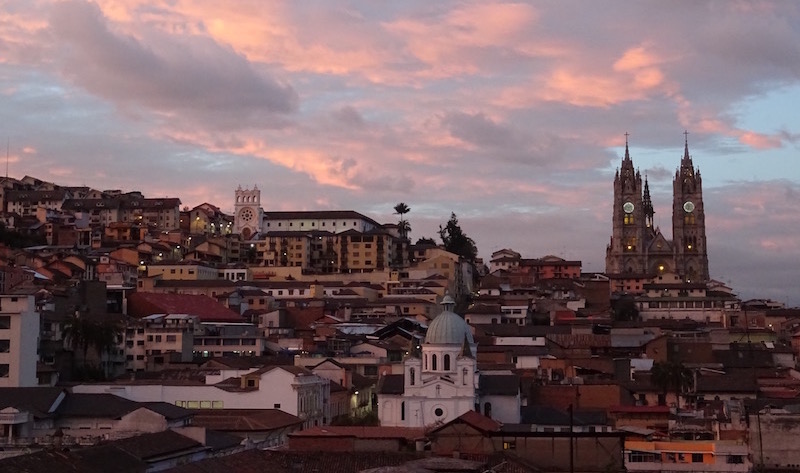 Quito est à mon sens la plus belle des capitales que j’ai eu l’occasion de visiter en Amérique du sud, en compétition avec Sucre, mais qui n’est « que «  capitale constitutionnelle » et non capitale administrative ;-). Son centre-ville, doté de nombreux bâtiments coloniaux et de splendides églises est d’ailleurs classé au Patrimoine mondial de l’Unesco, et la capitale est haut perchée, entourée de montagnes dont on profite de la vue à chaque instant.